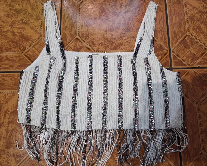 Top damski zdobiony biały krótki