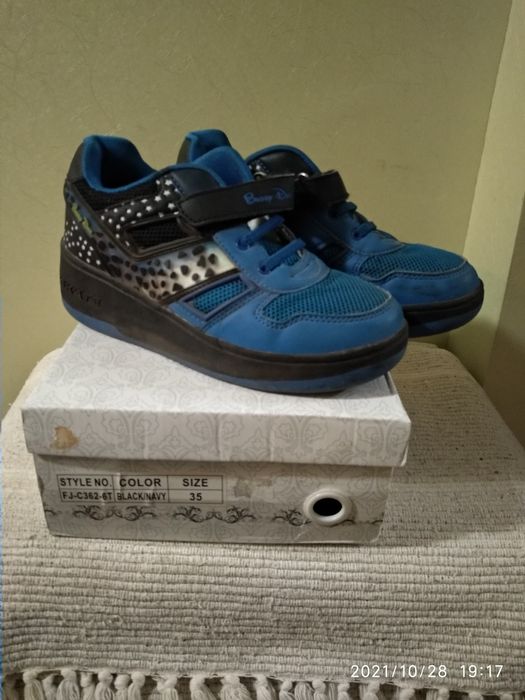 Детские кроссовки с роликами