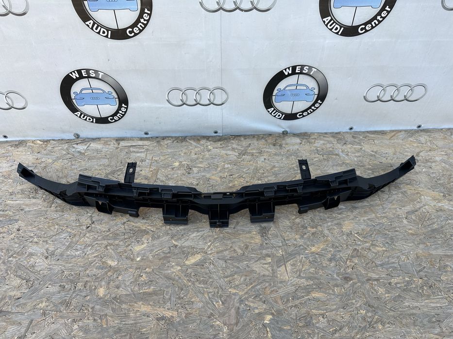 4J3807233 Підрешітник Audi E-Tron Gt  замикаюча панель  кронштейн бампера