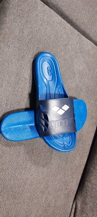 Vendo chinelos de piscina novos ARENA