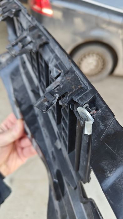 Продам решітку бампера протитуманної фари, ліва на nissan micra k12.