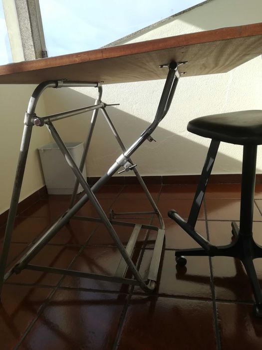 Estirador antigo estrutura em ferro e mesa em madeira