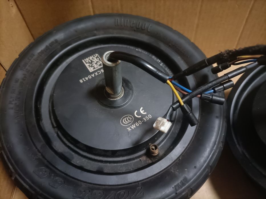 Dois motores elétricos e dois peneus (Ninebot Segway)