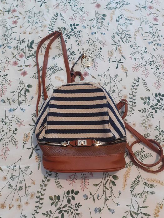 Mochila castanha com riscas azuis e brancas