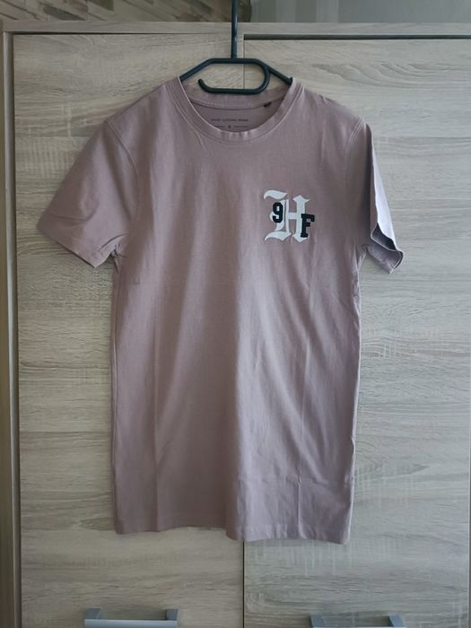 Jasnobrązowa koszulka z nadrukiem w kwiaty na plecach