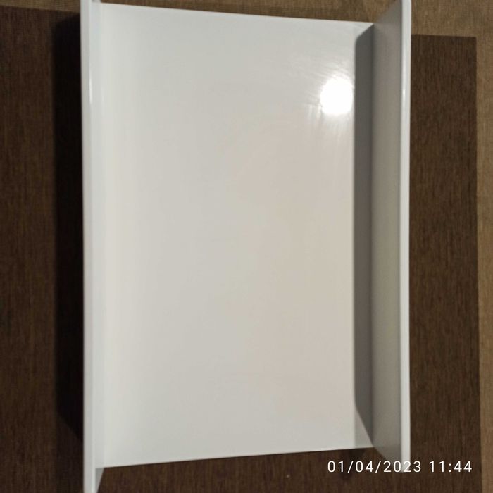 Cómoda branca com trocador de fraldas