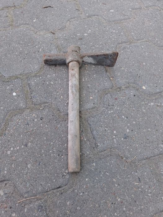 Zabytkowe młotki murarskie