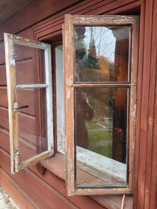Stare drewniane okna z szybami