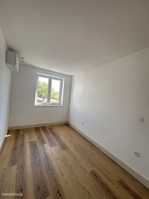 Vende-Se T2 Duplex Novo, Com Terraço E Suíte, No Centro De Braga.
