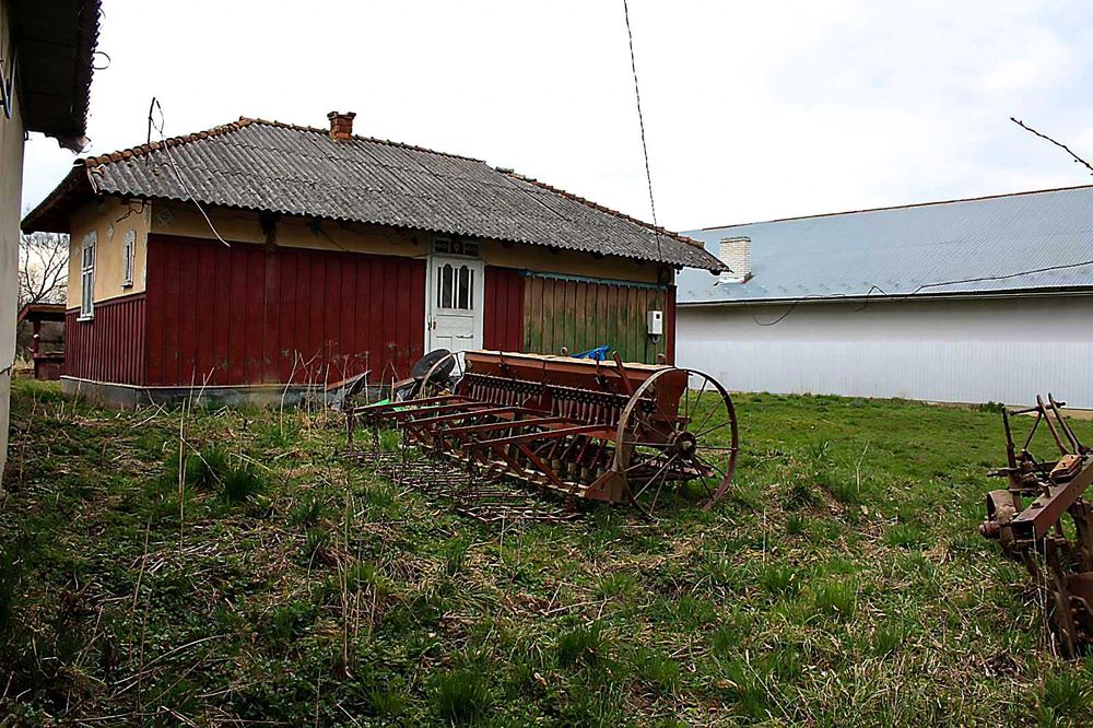 Продається будинок з ділянкою в селі Рожнів.