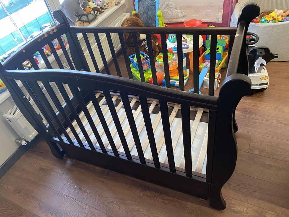 Детская кроватка с маятником