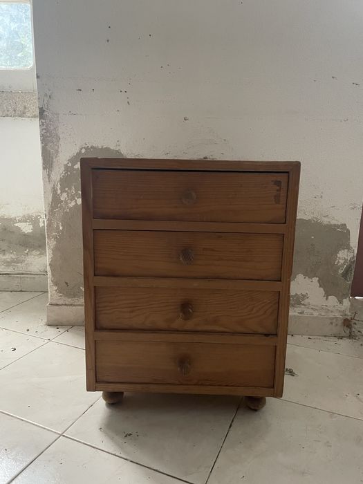 Cómoda / Mesa de cabeceira com 4 gavetas