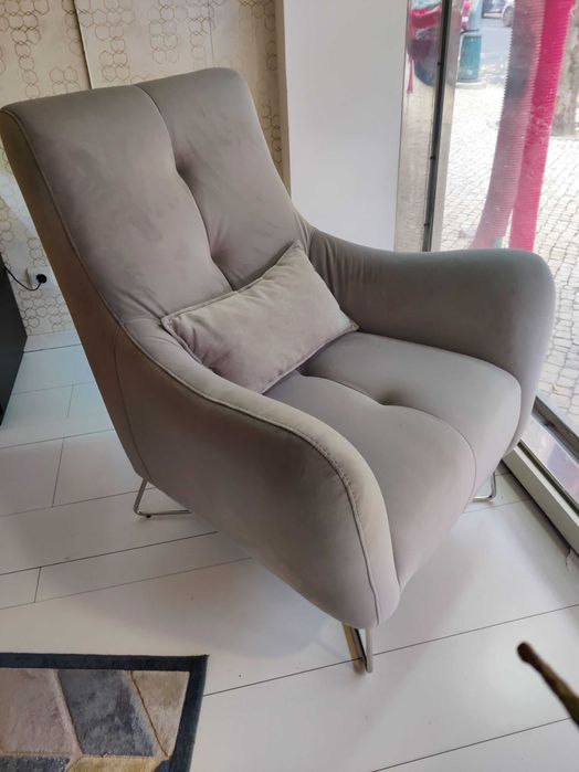 Cadeirão tecido cinza, pé inox