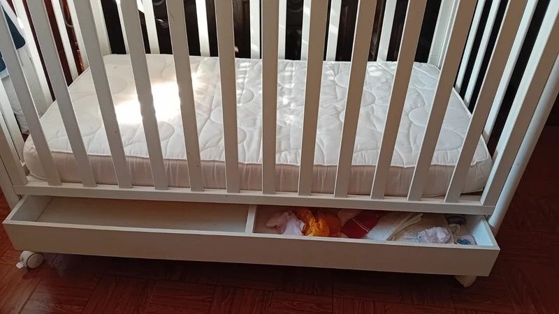 Berço com grade ajustável e arrumação