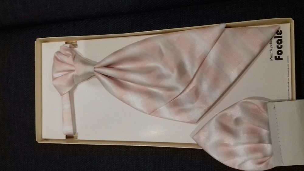 Krawatka, butonierka.