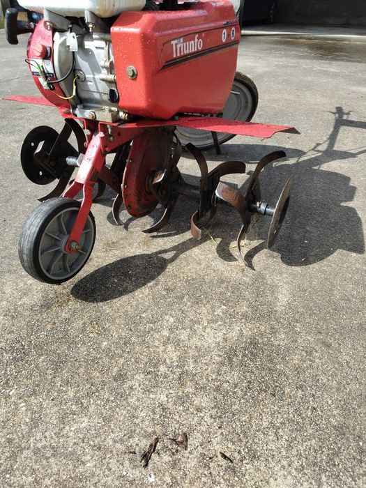 Moto enchada marca triunfo