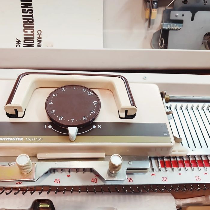 Вязальна машина 3 класу Knitmaster 151 + SR150, дві фонтури