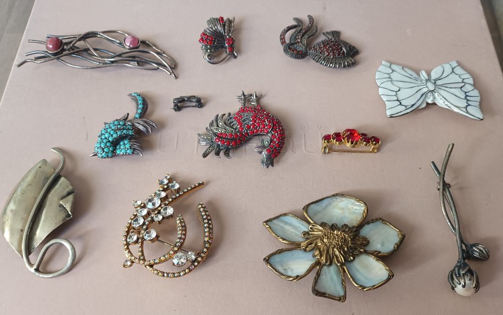 Pregadeiras / alfinetes peito prata e pedras preciosas