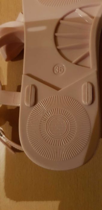 Sprzedam meliski gumowe nowe sandałki rozmiar 36