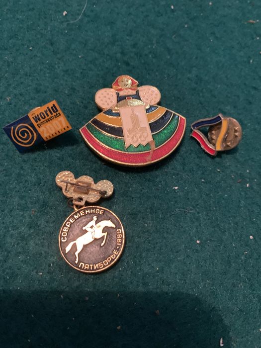 Lote de pins antigos e recentes