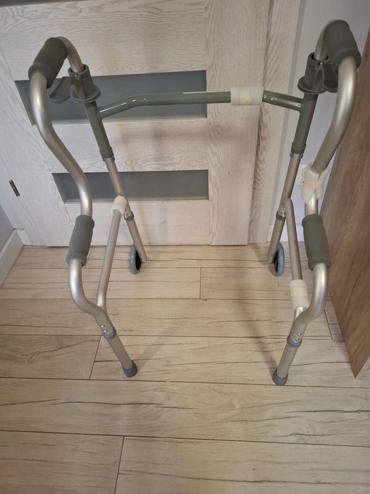 Balkonik z kołami i hamulcem