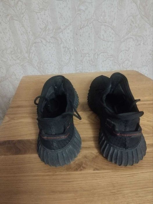 Кросівки Adidas Yeezy Boost в чудовому стані, устілка 26 см, розмір 41