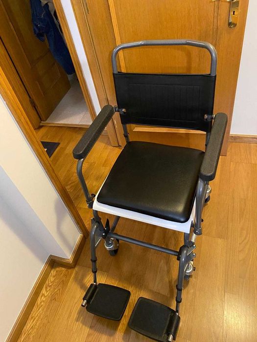 Cadeira de rodas semi nova