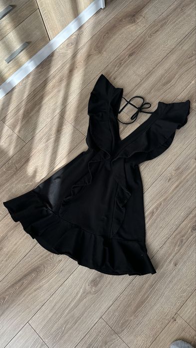 чорна сукня з воланами рюшами