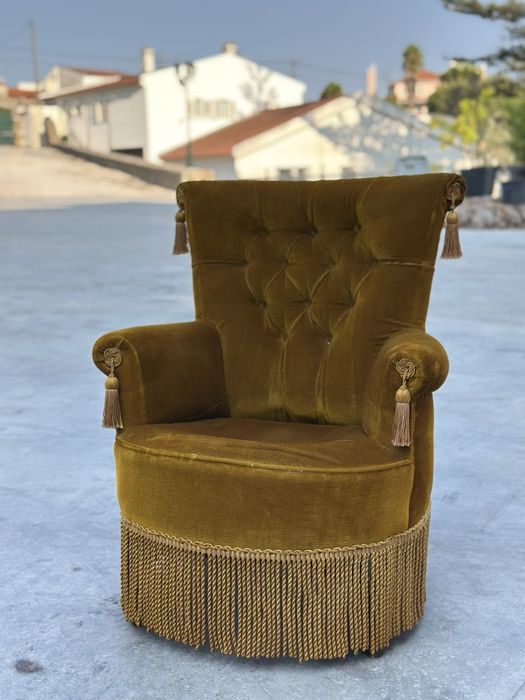Cadeira Vintage Estofada em Veludo Mostarda com Franjas
