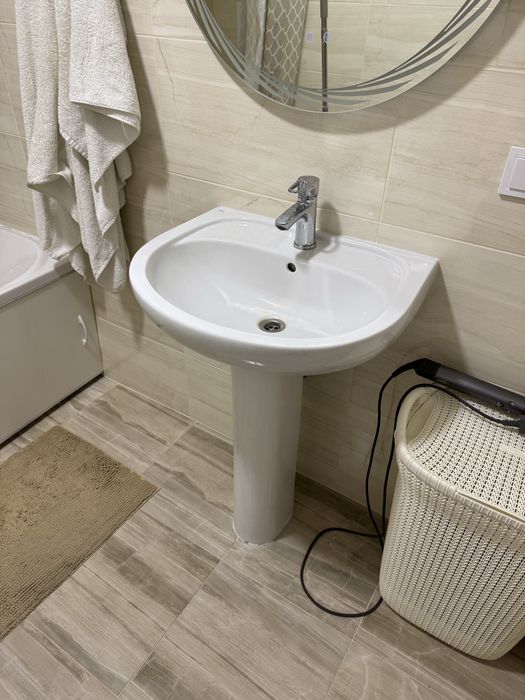 Умывальник на ноге со смесителем