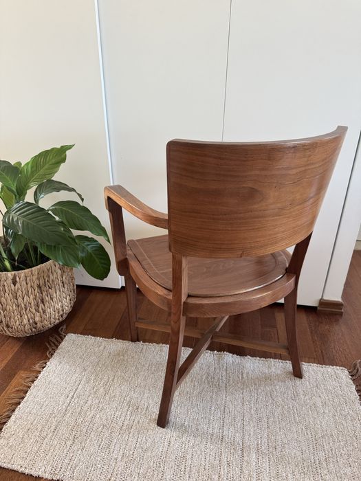 Cadeira com braços antiga