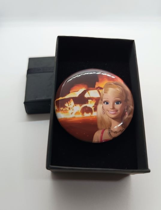 Zabawna broszka Barbie gratis pudełko
