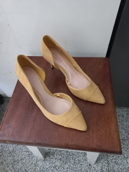 Sapatos novos em camurça amarela