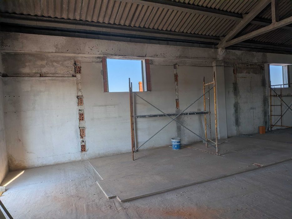 Espaço comercial amplo no 1º andar de predio misto com 320m2 - Esgueira (Junto stands auto luxo)