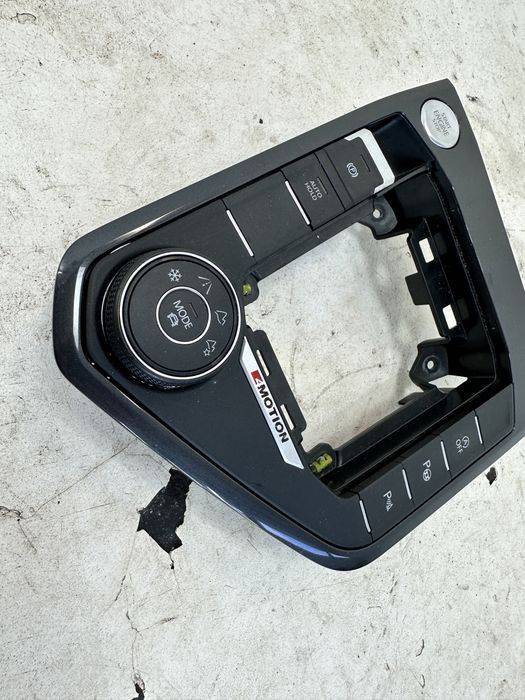 Volkswagen Tiguan II panel przycisków włacznik ramka biegów 5NN