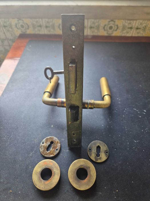Fechadura de embutir para porta interior com manipulo em bronze