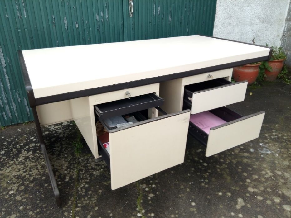 Secretária de escritório em metal.