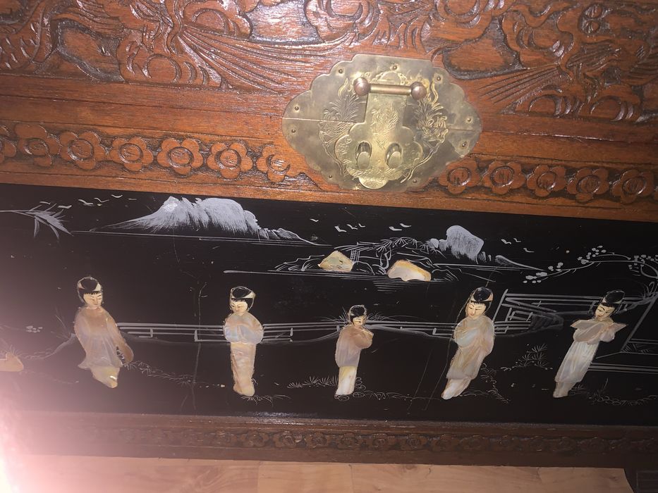Baú com figuras chinesas
