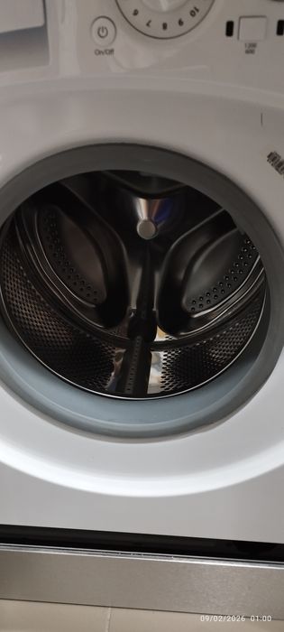 Máquina de lavar e secar roupa de encastre Ariston Hotpoint