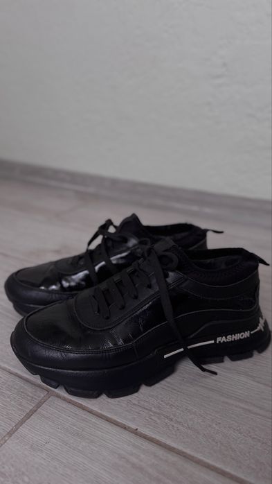 Шкіряні кросівки, в ідеальному стані