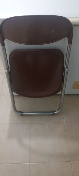 Cadeiras em inox e plástico