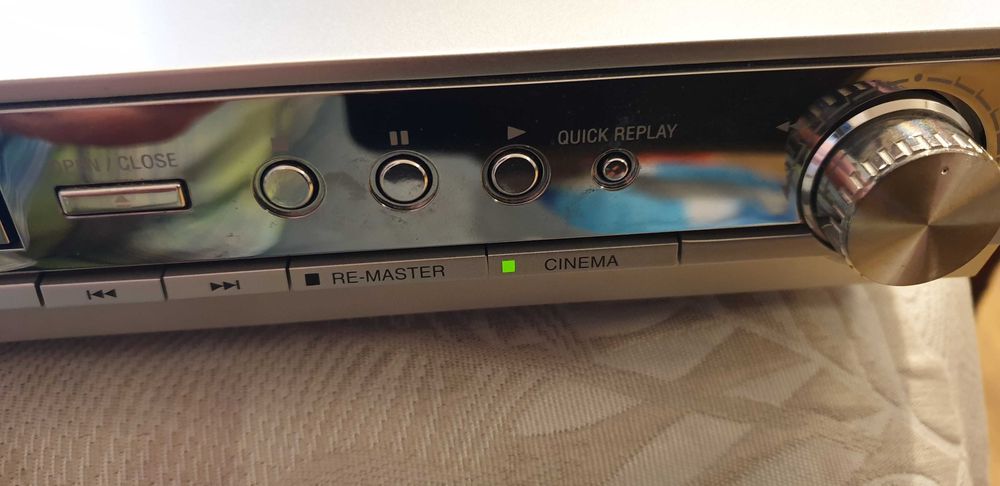 Odtwarzacz DVD firmy Panasonic, wysoki model