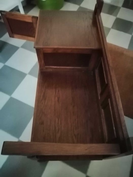 Mêsa com assento ,  e pousa telefone .