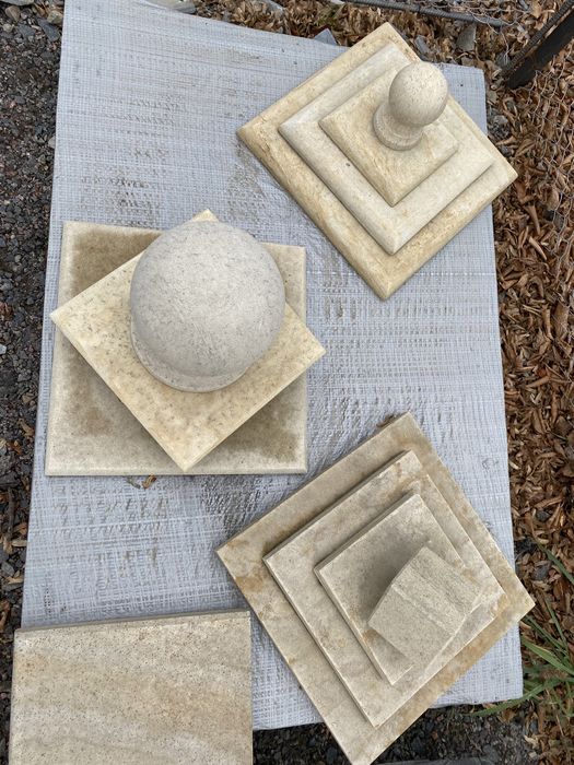 Шапки,кришки,парапети,підвіконня з природнього каменю