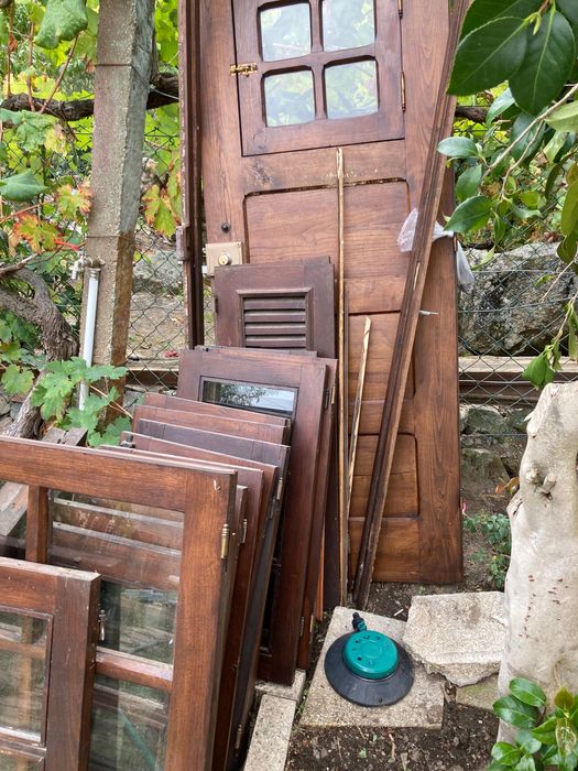 Janelas com Portadas + Porta em Madeira (Casa Rústica)