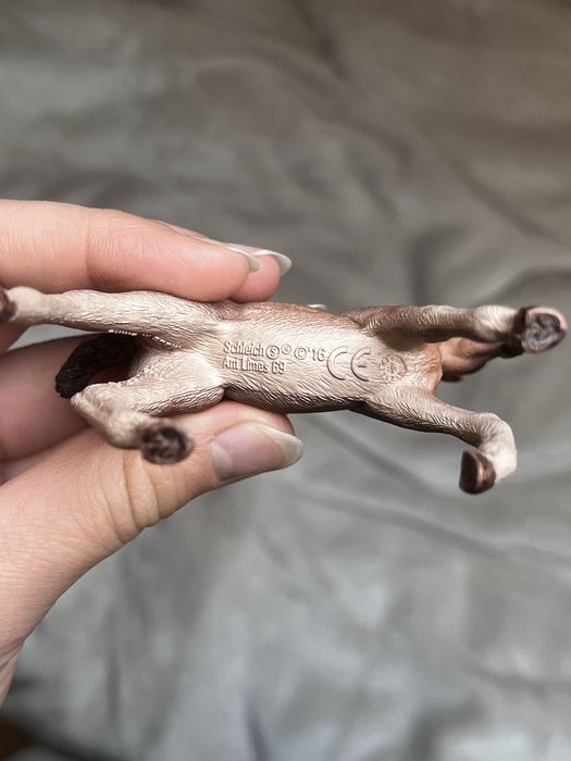 Figurki źrebaki hanoweskie koń schleich