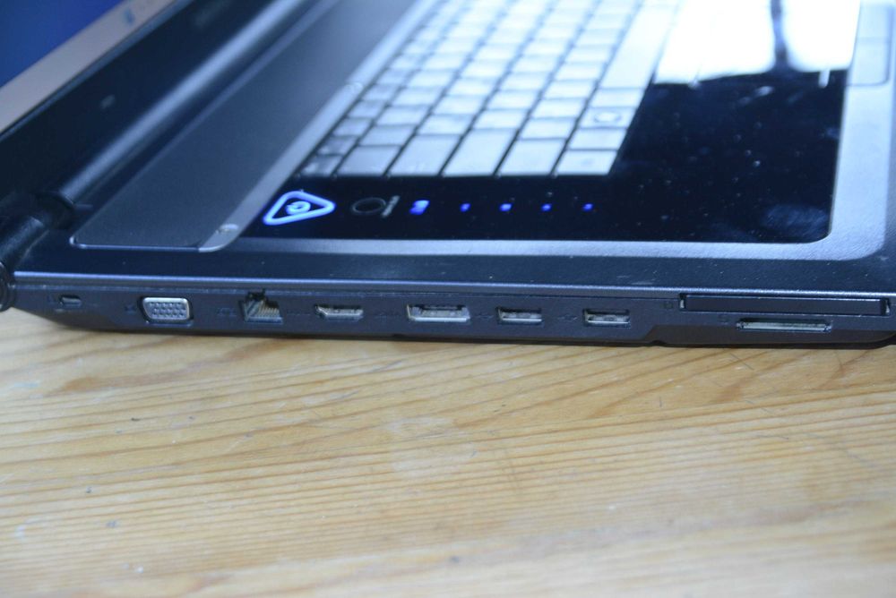 Wielki laptop multimedialny 19"