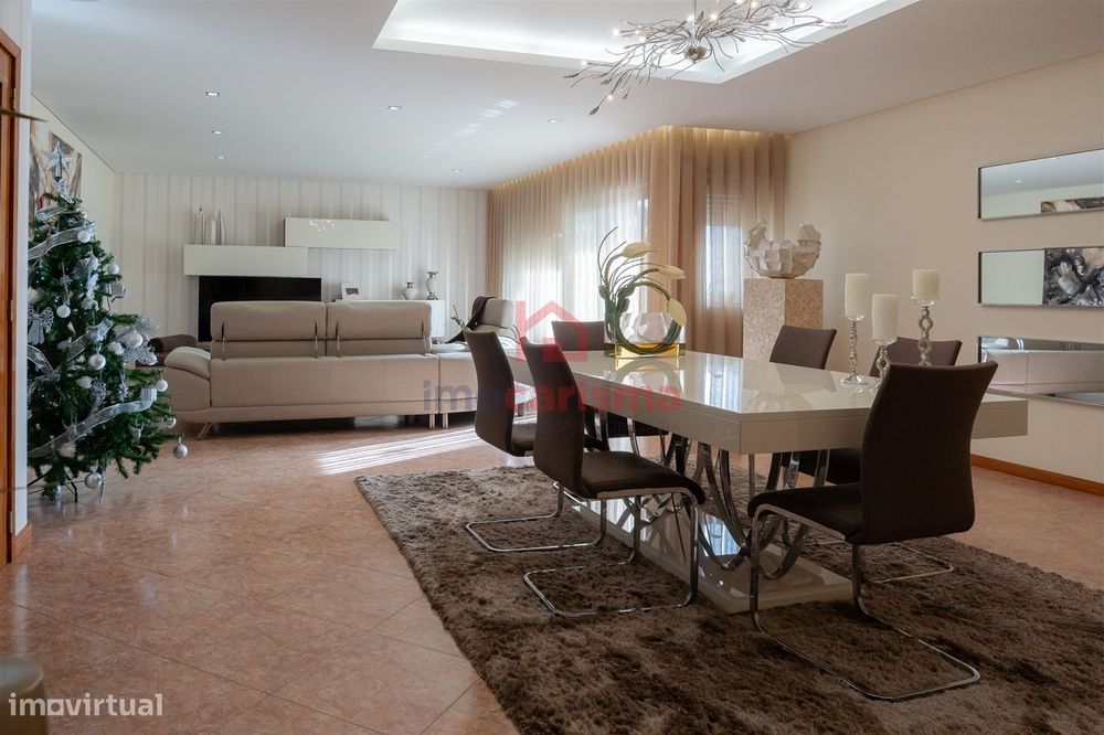 Apartamento T4 transformado em T3 no centro de Vila das Aves, Santo Ti