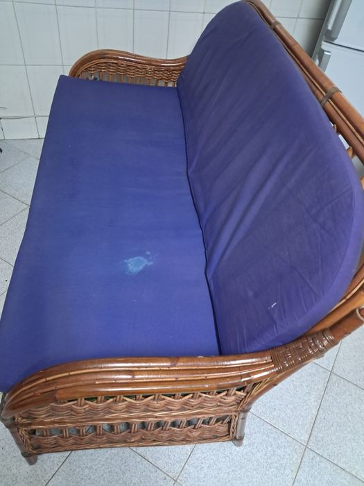 Sofá em bambu em bom estado.