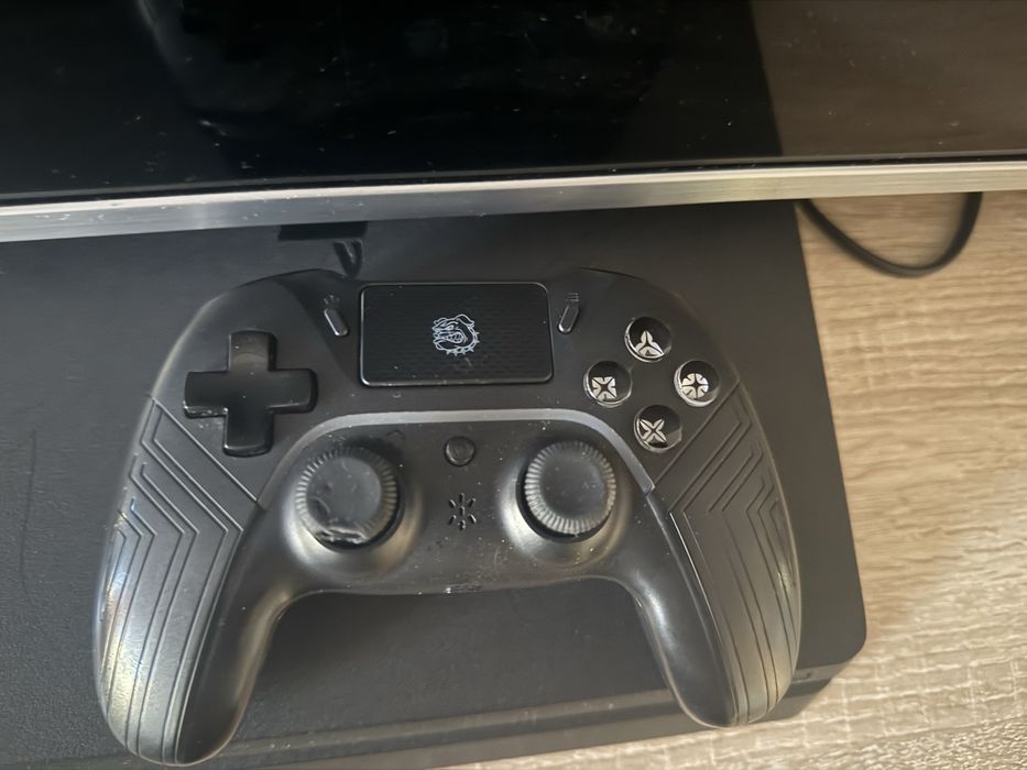 Playstation 4 z padem i okablowaniem 1TB